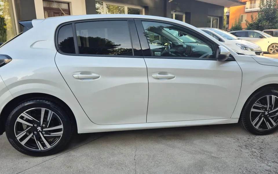 Peugeot 208 Blue Hdi 100cv Stop&Start 5P Allure — foto 3 di 21