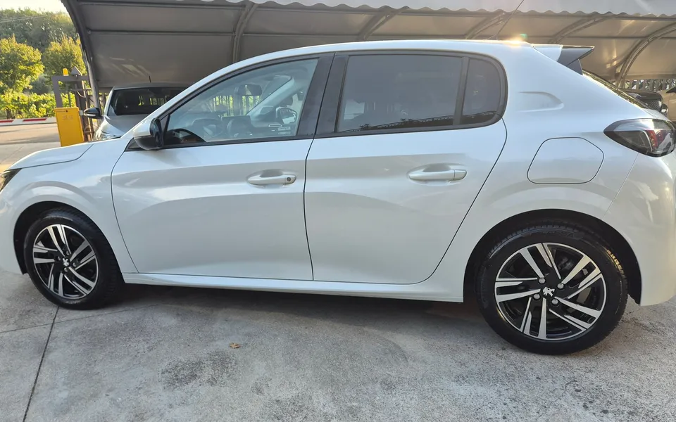 Peugeot 208 Blue Hdi 100cv Stop&Start 5P Allure — foto 7 di 21