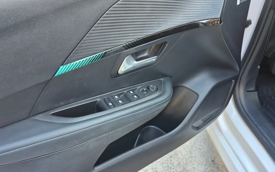 Peugeot 208 Blue Hdi 100cv Stop&Start 5P Allure — foto 14 di 21