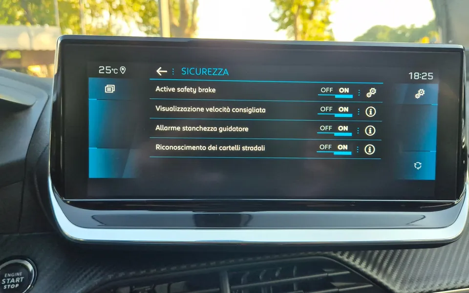 Peugeot 208 Blue Hdi 100cv Stop&Start 5P Allure — foto 12 di 21