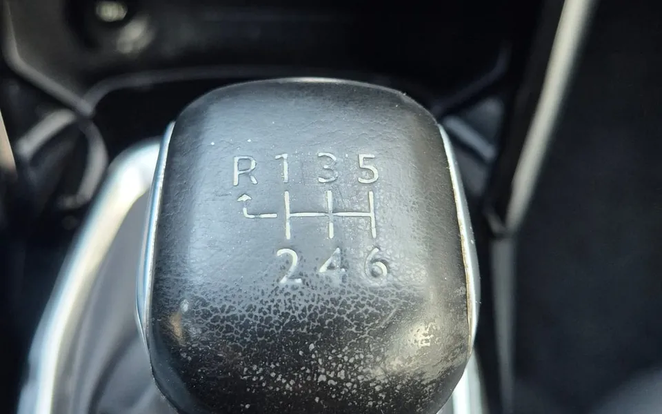 Peugeot 208 Blue Hdi 100cv Stop&Start 5P Allure — foto 13 di 21