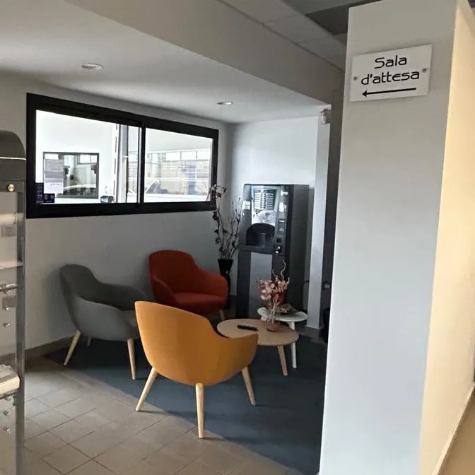 La sala d'attesa per i clienti in officina