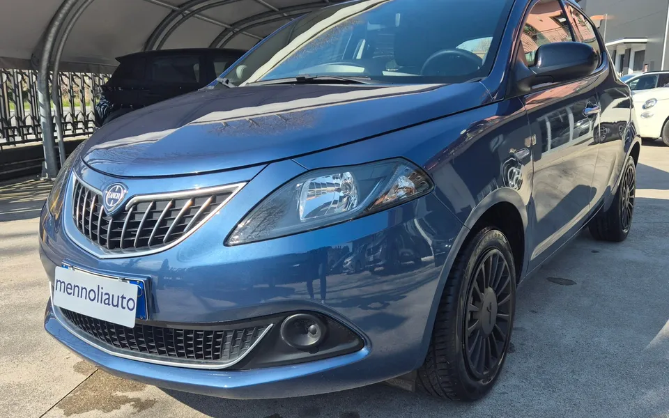 Lancia Ypsilon 1.0 FireFly 5p Hibrid Silver — foto 1 di 19