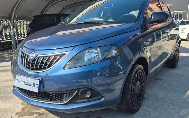 Lancia Ypsilon 1.0 FireFly 5p Hibrid Silver — foto in concessionaria