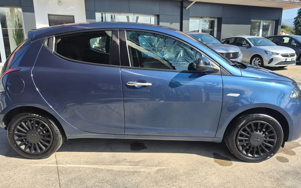 Lancia Ypsilon 1.0 FireFly 5p Hibrid Silver — foto 4 di 19
