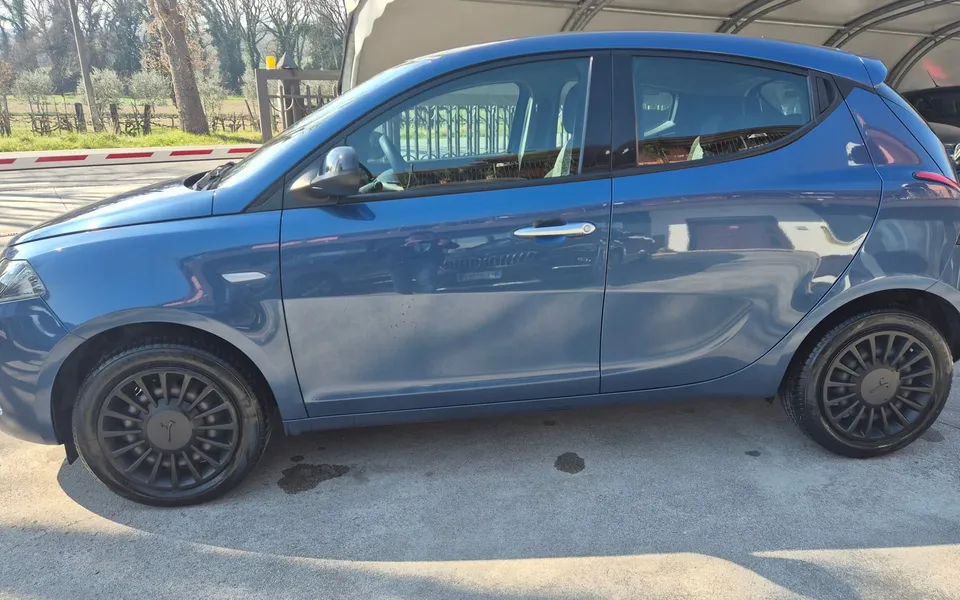 Lancia Ypsilon 1.0 FireFly 5p Hibrid Silver — foto 7 di 19