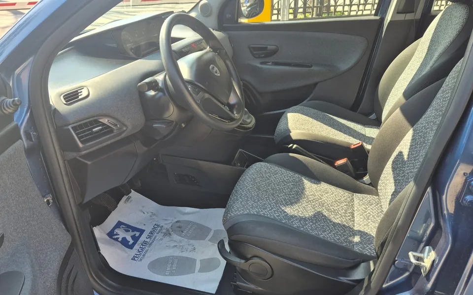 Lancia Ypsilon 1.0 FireFly 5p Hibrid Silver — foto 8 di 19