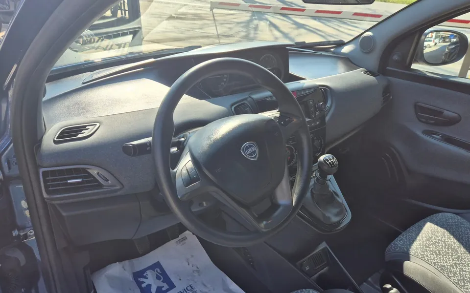 Lancia Ypsilon 1.0 FireFly 5p Hibrid Silver — foto 9 di 19