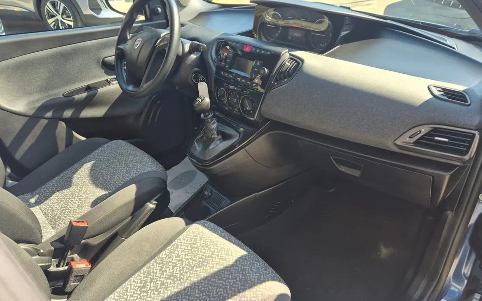 Lancia Ypsilon 1.0 FireFly 5p Hibrid Silver — foto 14 di 19