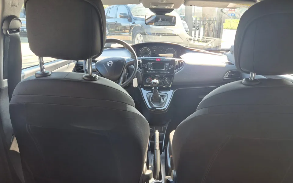 Lancia Ypsilon 1.0 FireFly 5p Hibrid Silver — foto 16 di 19