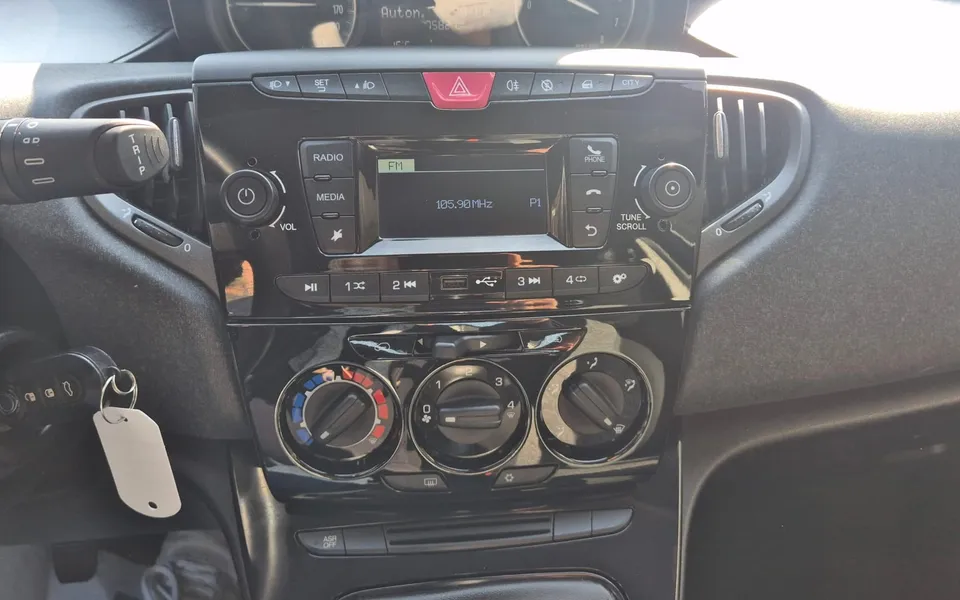 Lancia Ypsilon 1.0 FireFly 5p Hibrid Silver — foto 18 di 19