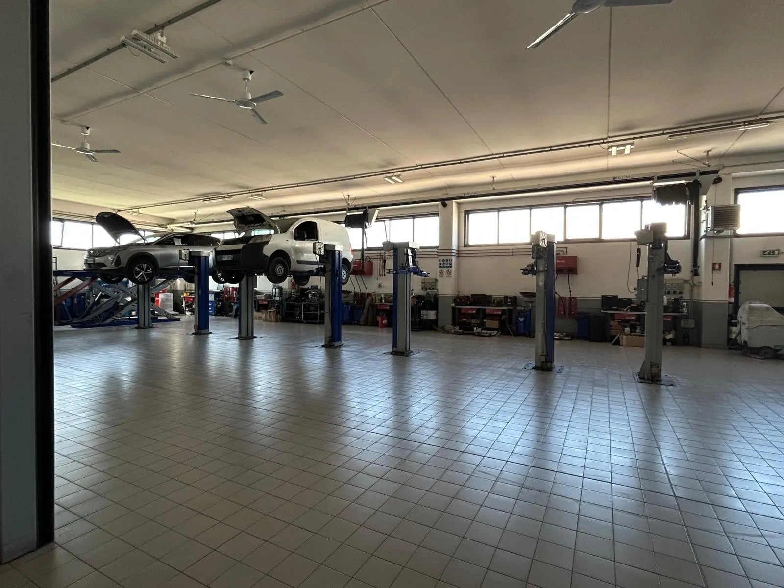 L’officina Mennoli Auto: una vettura sul ponte durante un intervento
