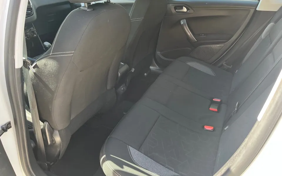 Peugeot 2008 Active 75 BlueHDi — foto 10 di 21
