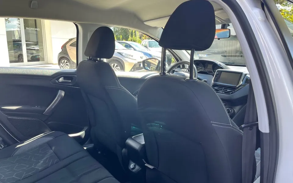 Peugeot 2008 Active 75 BlueHDi — foto 12 di 21
