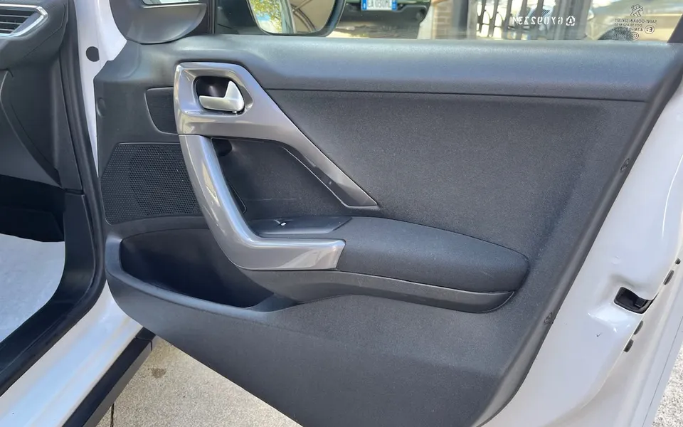 Peugeot 2008 Active 75 BlueHDi — foto 13 di 21