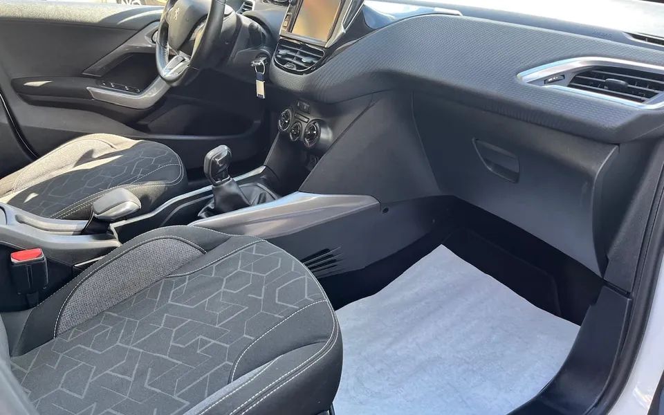 Peugeot 2008 Active 75 BlueHDi — foto 14 di 21