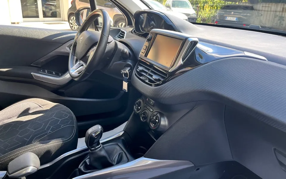 Peugeot 2008 Active 75 BlueHDi — foto 15 di 21