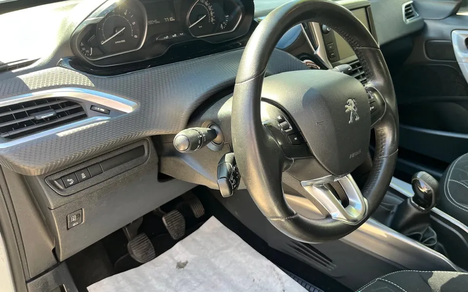 Peugeot 2008 Active 75 BlueHDi — foto 18 di 21