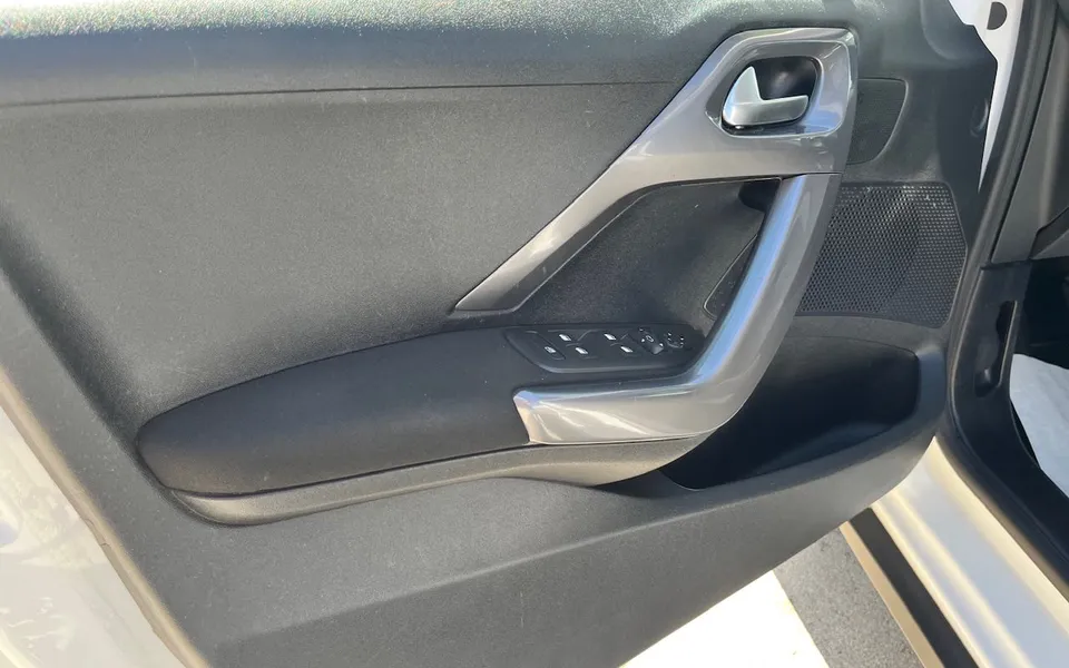 Peugeot 2008 Active 75 BlueHDi — foto 19 di 21