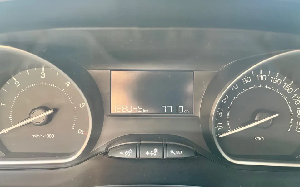 Peugeot 2008 Active 75 BlueHDi — foto 20 di 21