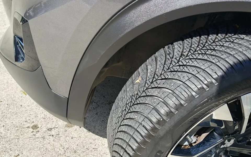Peugeot 2008 Pure Tech 130 S&S Allure — foto 5 di 19