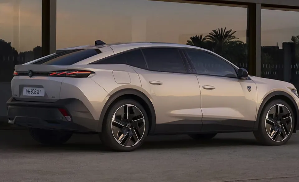 Peugeot 408 — foto 1 di 22