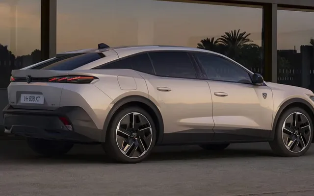 Peugeot 408 — foto in concessionaria