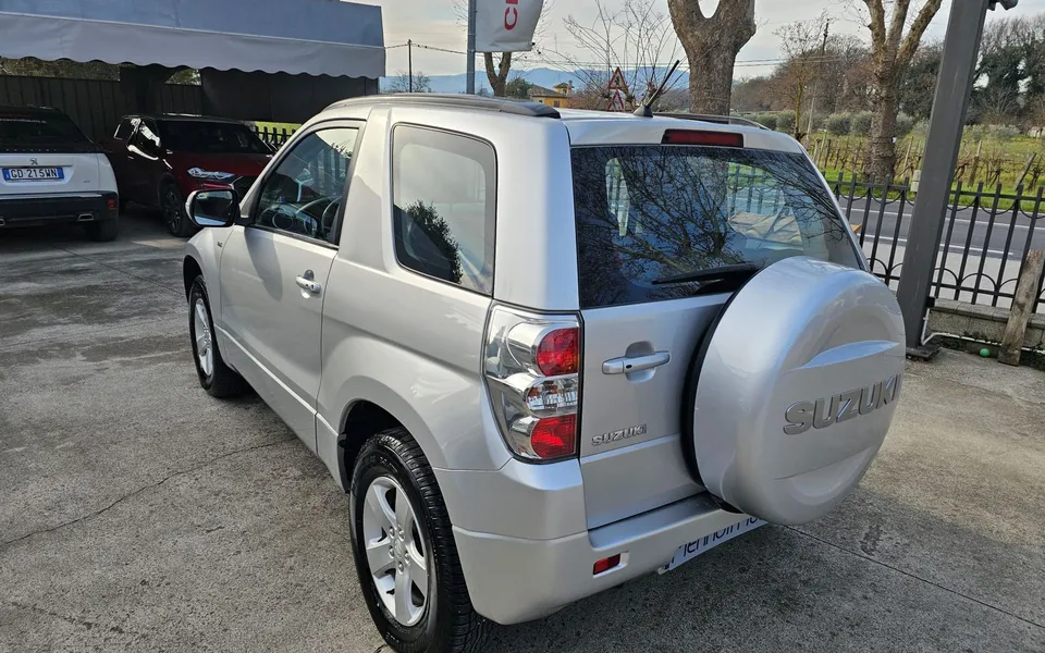 Suzuki Grand Vitara — foto 4 di 8