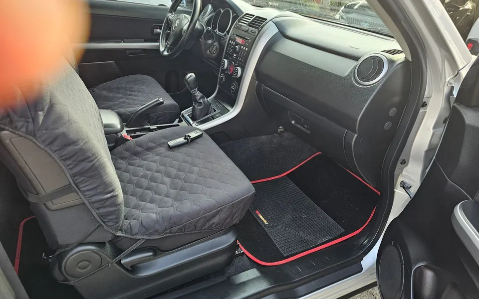 Suzuki Grand Vitara — foto 6 di 8